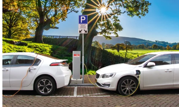 E-Autos vor einer Ladesäule
