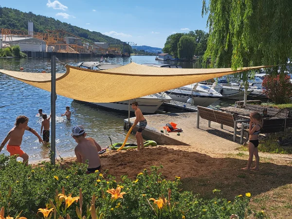 Kinder spielen am Strand des Motor- und Segelboot-Clubs Coburg