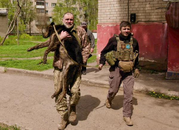 Ein Soldat bittet Ruslan, einen kranken Hund mitzunehmen