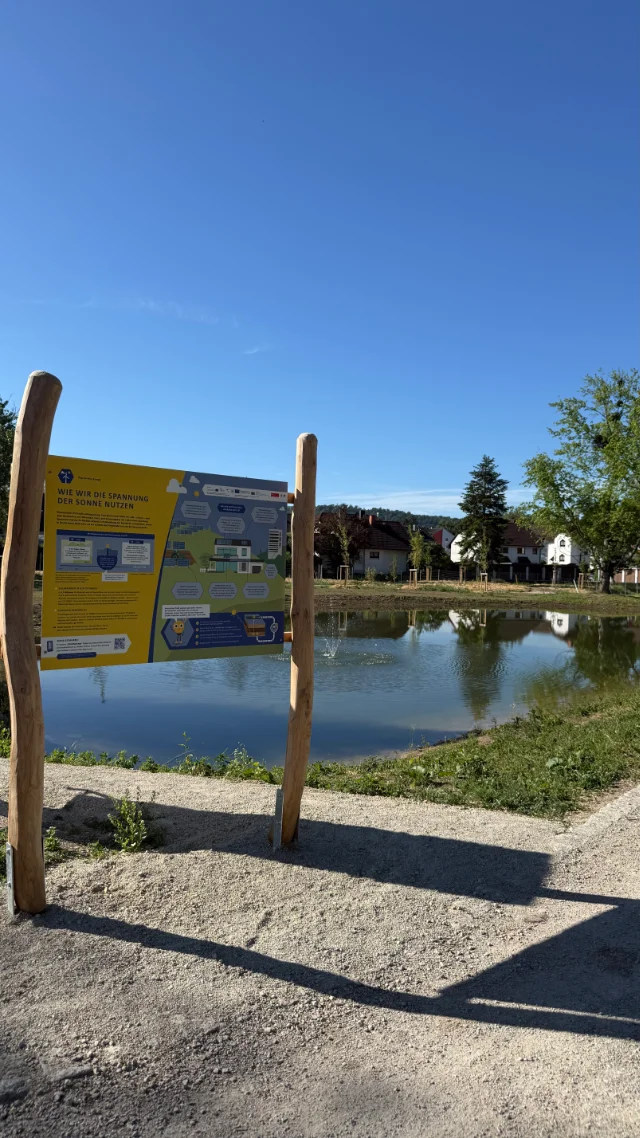 Teich und Lehrtafel im KlimAreal