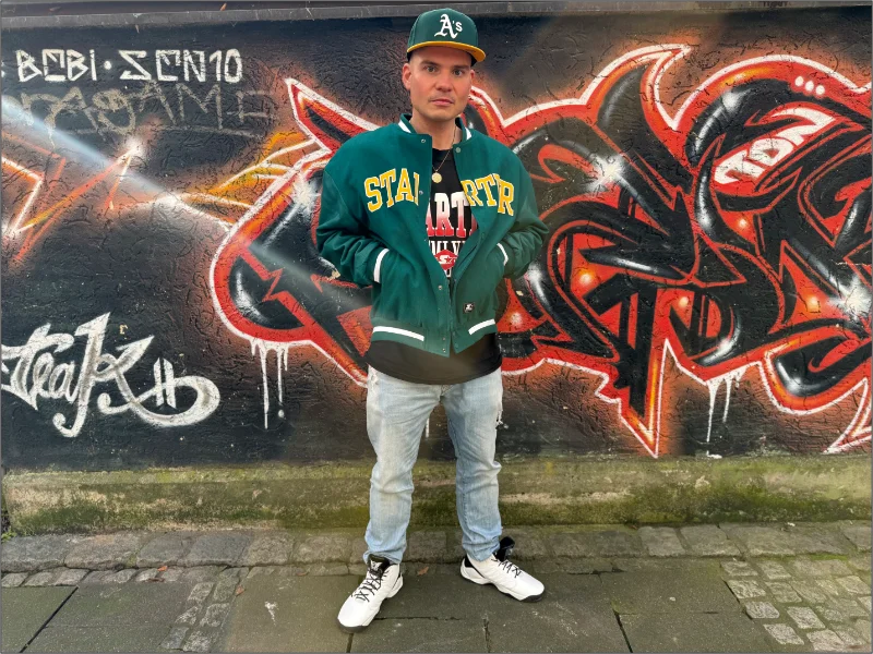 Reedo vor einer Graffity Wand