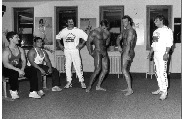 Aus früheren Zeiten: Hermann Tobisch-Haupt mit Profis des Bodybuildings